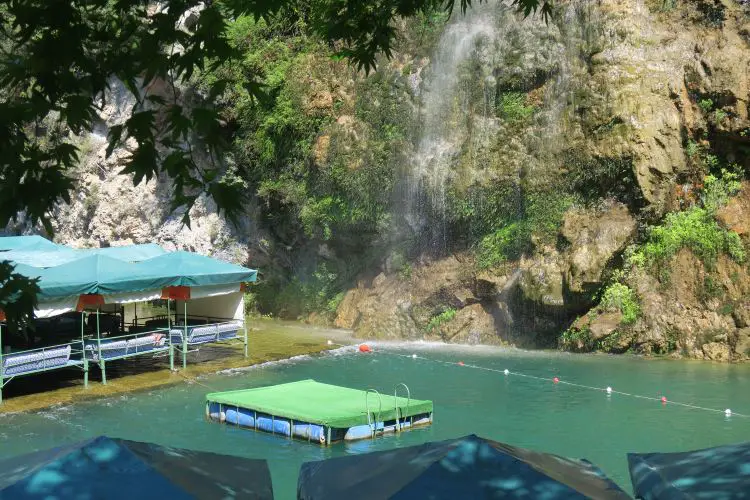 Ein kleiner Wasserfall im Pinarbasi Restaurant in Alanya. Darunter ist ein teil des Flusses, den man als Schwimmbecken nutzt. 