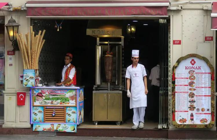 Ein Laden verkauft Eis und Kebap, typisches Street Food aus Istanbul. 