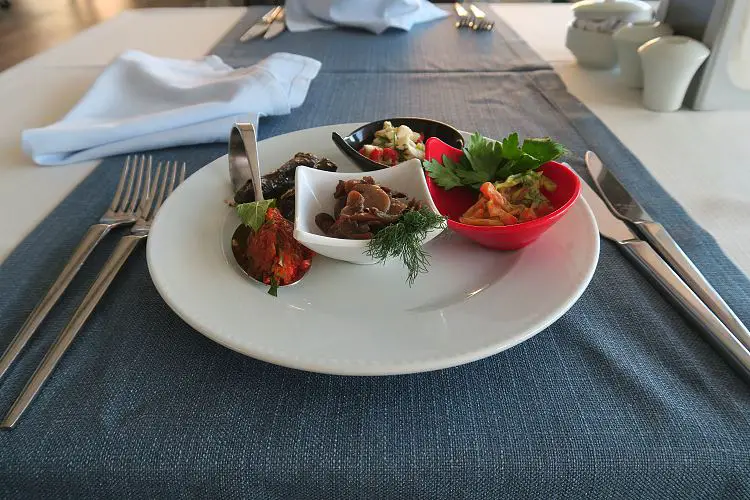 Ein Teller mit türkischen Vorspeisen steht auf einem Tisch im Sunprime C Lounge Hotel.