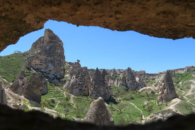 Blick aus dem Fenster in Richtung der Festung Uchisar. 