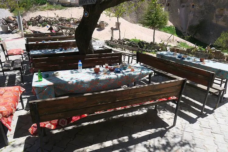 Der Gastgarten eines Höhlenhaus das zu einem Cafe gehört.