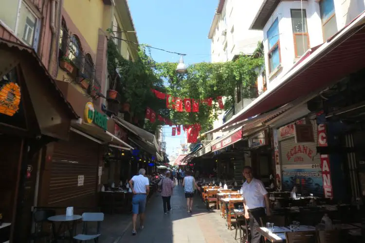 Das Halil Lahmacun Restaurant steht in einer schmalen Gasse in Istanbul Kadiköy mit anderen Länden die Street Food anbieten.