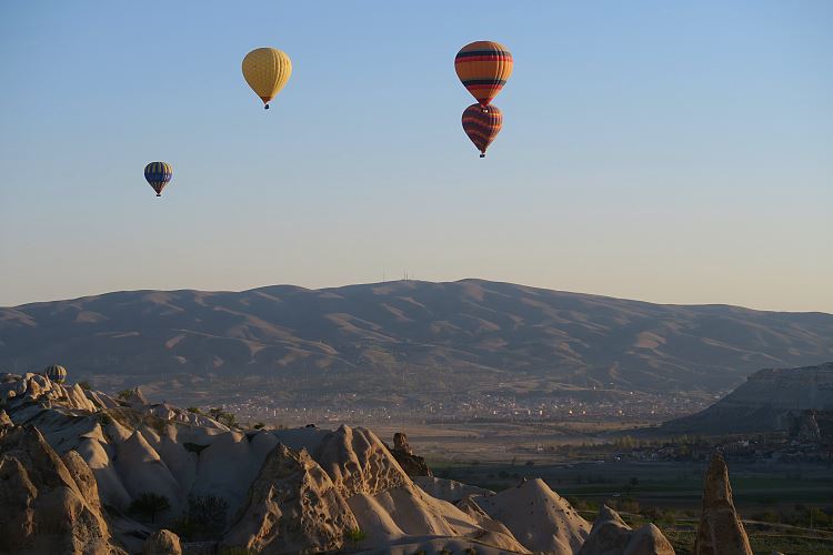 Der Blick aus einem Korb eines Heißluftballon auf die Berge in Kappadokien.