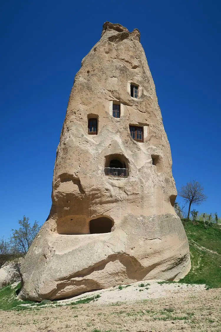 Ein renoviertes Höhlenhaus in einem Feenkamin in Uchisar in der Türkei.