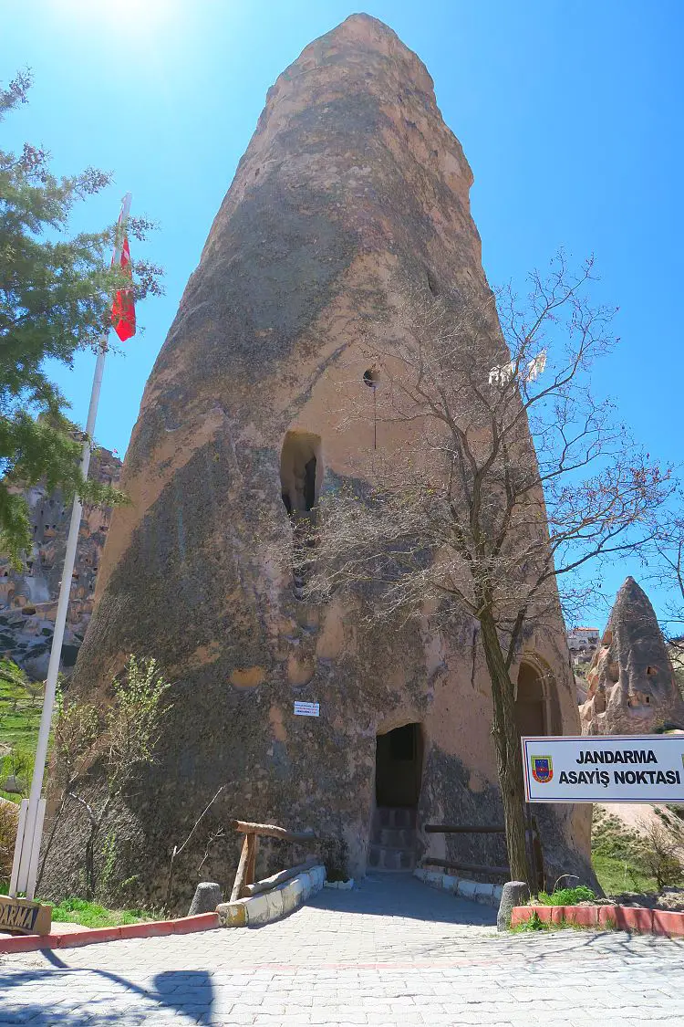 Eine Station der Jandarma ist in einem Höhlenhaus in Kappadokien, Türkei untergebracht. 