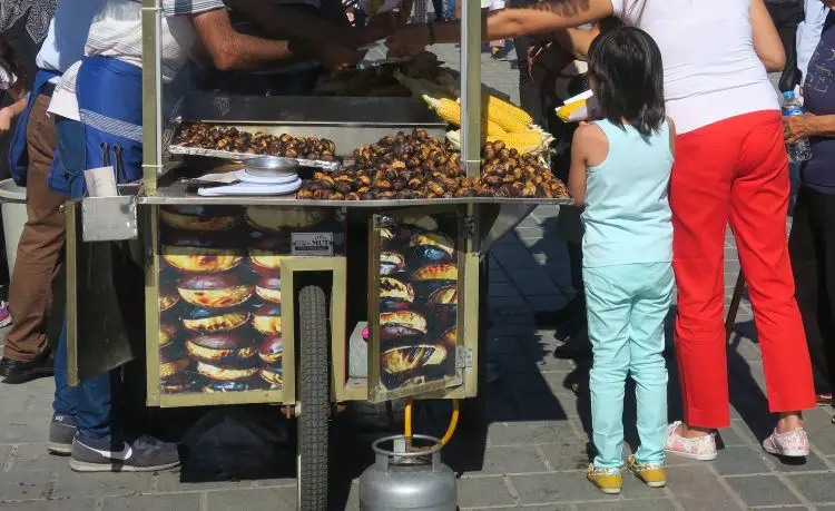 Ein Verkaufsstand mit Kastani in Istanbul mit Kunden.