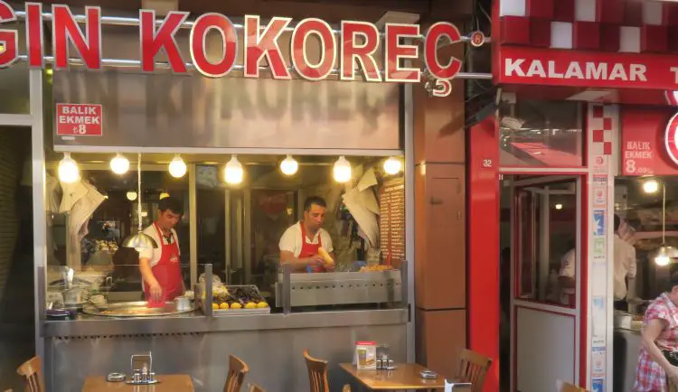 Der Straßenverkaufsstand eines Ladenes der Kokorec in Istanbul verkauft. 