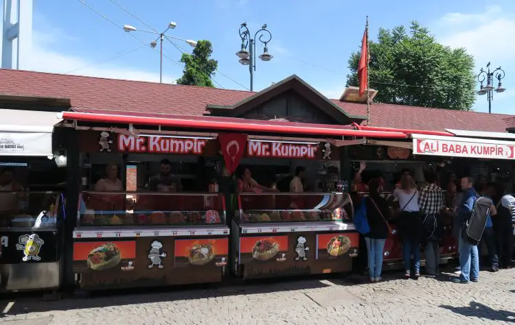 Stände in Istanbuls Stadtviertel Ortaköy in denen man Kumpir und anderes Street Food kaufen kann.