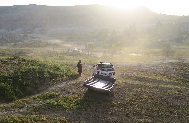 Das Licht der Morgensonne scheint auf Kappadokien kurz vor der Landung. 