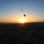 Die Sonne geht hinter einem Berg in Kappadokien auf. Das Bild stammt aus einem Heißluftballon, der 1.000m über Kappadokien schwebt.