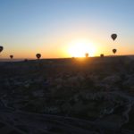 Die Sonne geht hinter einem Berg in Kappadokien auf. Das Bild stammt aus einem Heißluftballon, der 1.000m über Kappadokien schwebt.