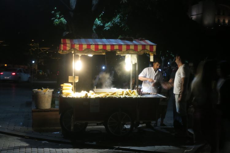 Ein Stand der Maiskolben - Misir - in Istanbul verkauf in der Nacht. 