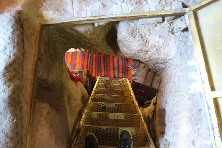 Eine Treppe aus Metall führt ins nächste Stockwerk hinauf. 