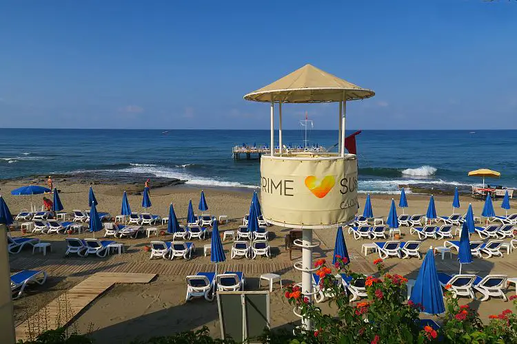 Der Strand des Sunprime C-Lounge Hotel in Alanya. 