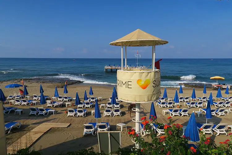 Der Strand des Sunprime C-Lounge Hotel in Alanya.