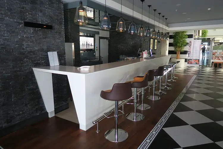 Lange Bar in der Lobby des Hotels.