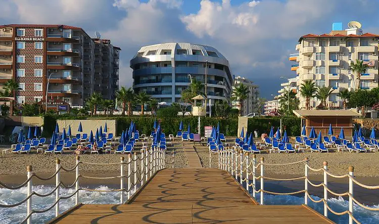 Blick vom Steg am Meer auf des Sunprime C Lounge Hotel in Alanya. 