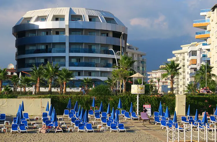 Das Sunprime C Lounge Hotel in Alanya, Türkei und der Hotelstrand. 