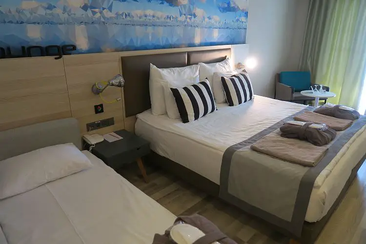 Standardzimmer im Sunprime C Lounge Hotel mit dem Bett, einem Sessel und einer Couch.