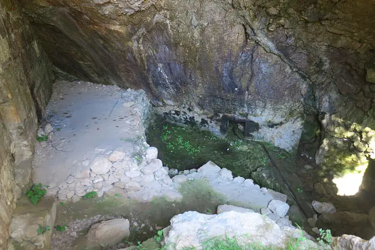 Das Innere der Höhle ist durch Menschen geformt, es gibt einen Gang der weiter hineinführt. 