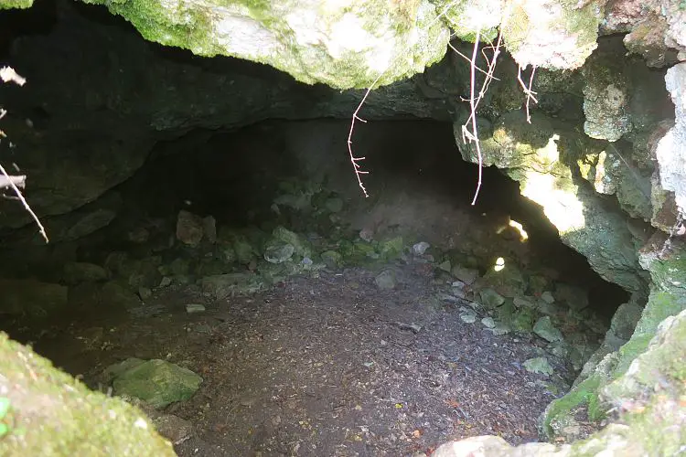 Der Eingang in die Taufhöhle führt durch einen Felsspalt. 