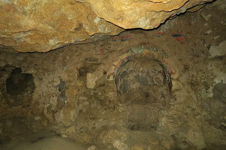 Das Innere der Höhle ist mit Fresken verziert. 