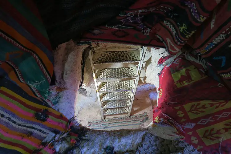 Eine Treppe führt steil in das untere Stockwerk hinunter.