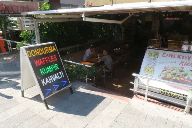 Ein Laden in Istanbul Kadiköy der Waffeln verauft. 