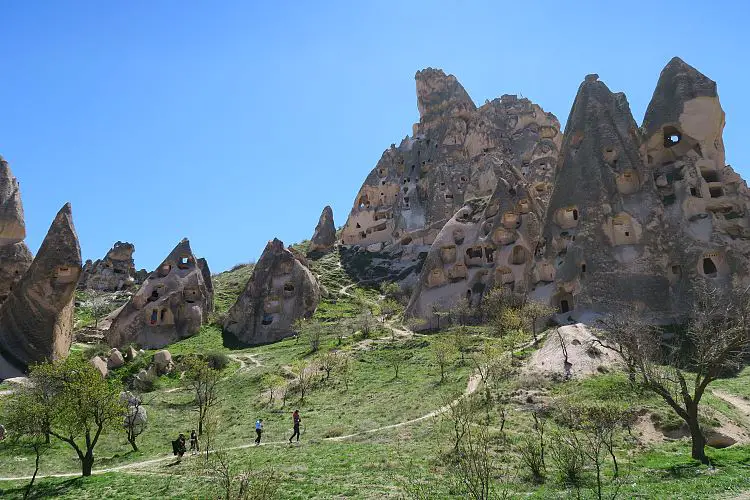 Der Weg auf die Festung Uchisar mit den Höhlenhäusern und der Höhlenfestung im Hintergrund.