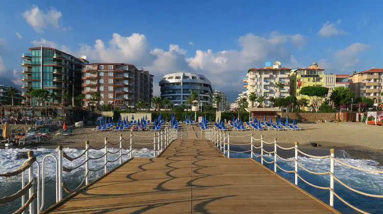 Einige Hotels am Orange Beach in Alanya-Oba, gesehen von einem Steg am Meer aus.