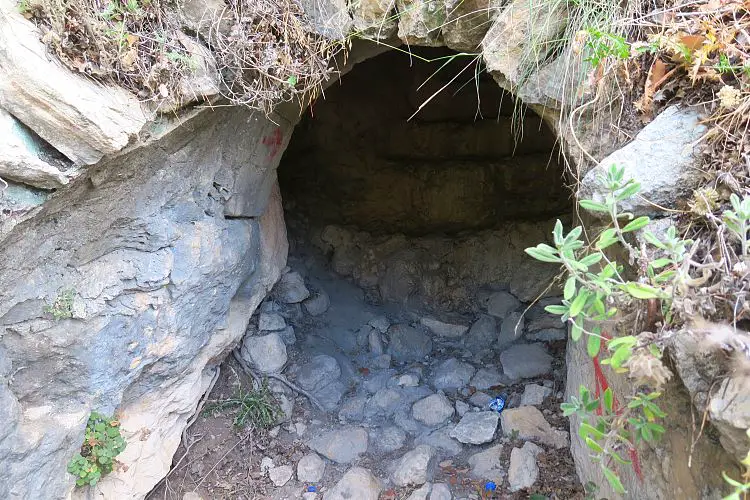 Der Eingang in den dunklen Tunnel. 