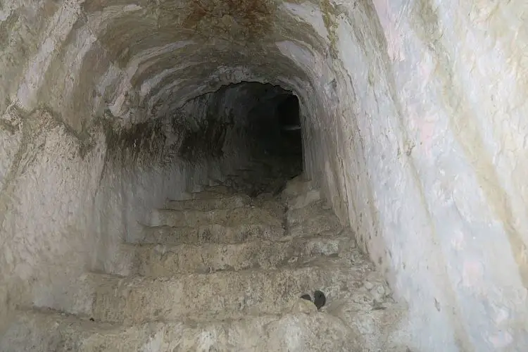 Der Tunnel ist etwa 2 Meter hoch und führt durch das dunkle auf die Burg hinauf. 