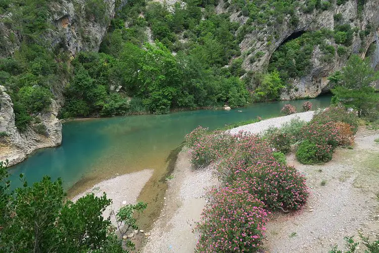 Der türkisblaue Alara Fluss und die weißen Sandbänke am Flussufer. 