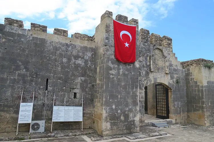 Der Eingang der Festungsartig gebauten Alara Karawanserei.