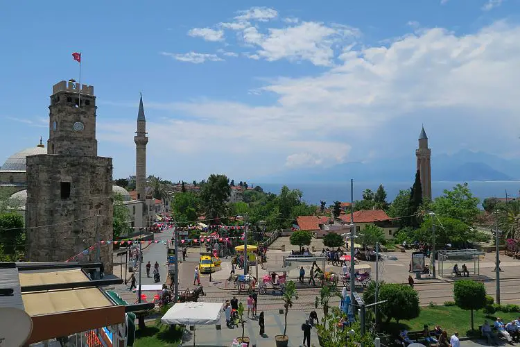 Blick auf einer Straße in der Innenstadt von Antalya zusammen mit dem Uhrturm der Stadt. 