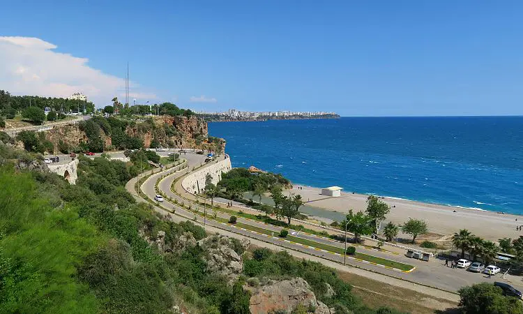 Die vierspurige Straße führt vom Konyaalti Strand auf die nahen Klippen und weiter in die Innenstadt von Antalya. 