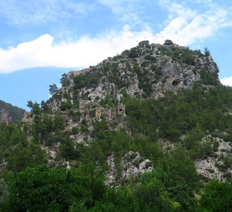 Der Blick auf die Alara Burg, sie steht auf einem hohen Hügel in einem schmalen Tal. 