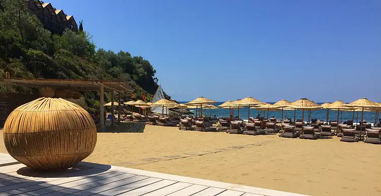 DerBlick von einer Strandlounge auf den Sandstrand des Club Marvy in Özdere in der Türkei. 