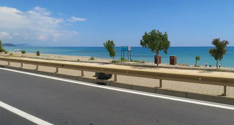 Der Blick aus dem Fenster eines fahrenden Mietwagen auf die D400 Schnellstraße und den Strand in Konakli, kurz vor Alanya. 