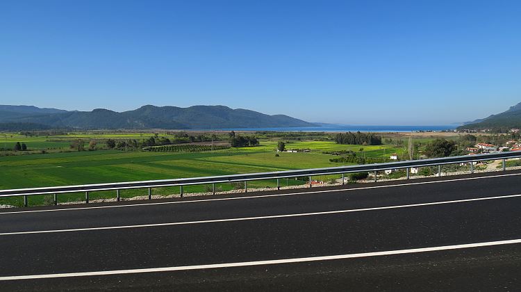 Die Schnellstraße D400 von Fethiye nach Marmarsi, mit Blick auf das Meer. 