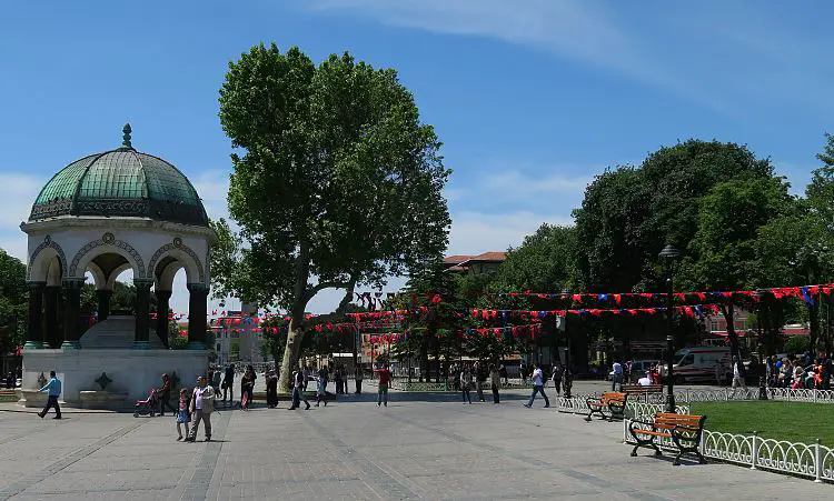 Der Deutsche Brunnen steht auf dem Platz zwischen der Blauen Moschee und der Hagia Sophia, an dem jeden Tag tausende Einwohner von Istanbul vorbei gehen.