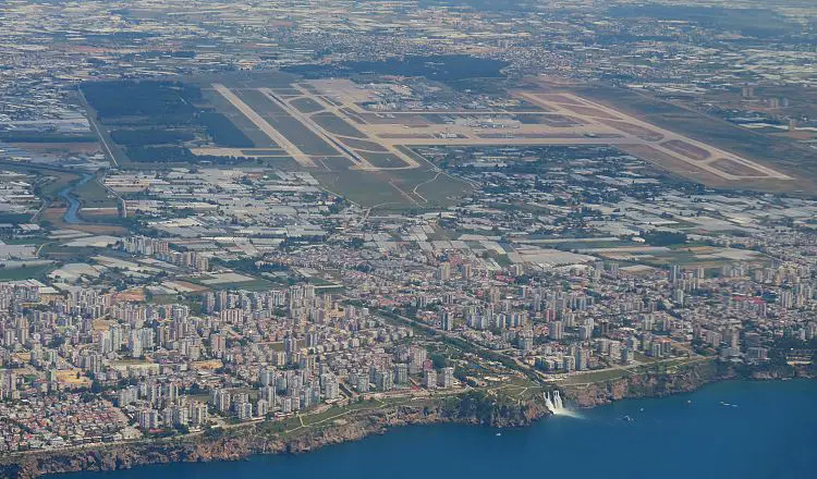 Der Blick aus dem Flugzeug auf die Lande- und Startbahnen des Flughafens in Antalya.