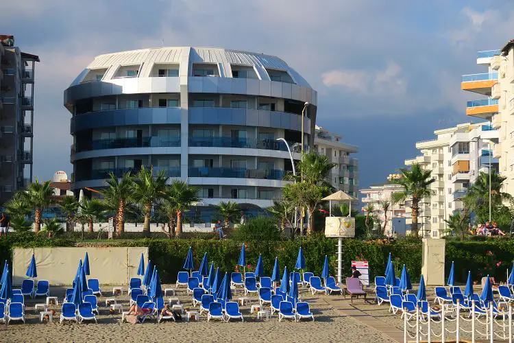 Das Hotel Sunprime C-Lounge zusammne mit dem Orange Beach Sandstrand im Stadtteil Tosmur in Alanya.