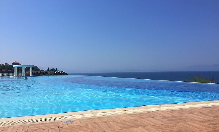 Der Blick vom Beckenrand auf den Infinity Pool und das dahinterliegende Meer.