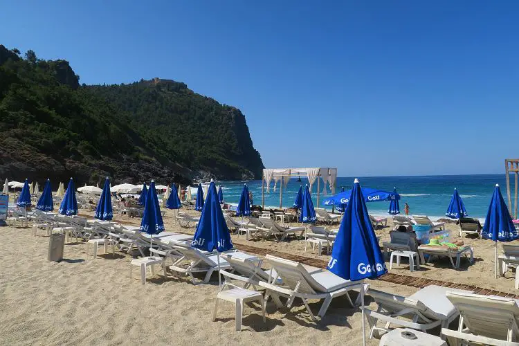 Der Damlatas Sandstrand und der Burgberg von Alanya, zusammen mit dem türkisblauen Meer.