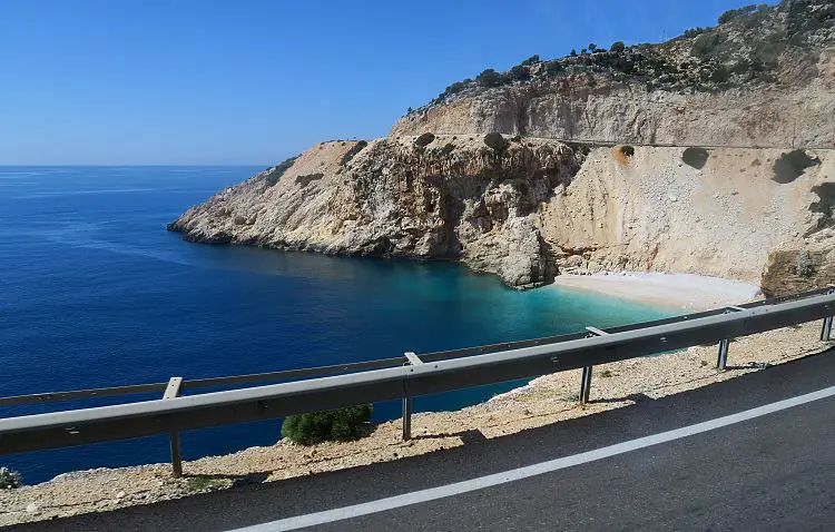 Blick von der Küstenstraße auf das türkisblaue Meer. 