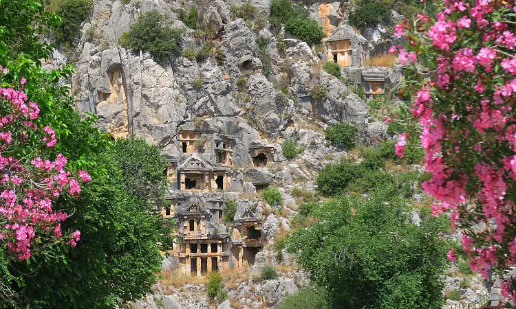 Der Blick auf die lykischen Felsengräber in den Ruinen von Myra in der Türkei.