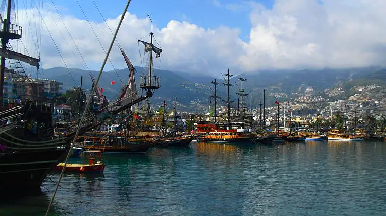 Im Piraten-Stiel dekorierte Schiffe im Hafen von Alanya.
