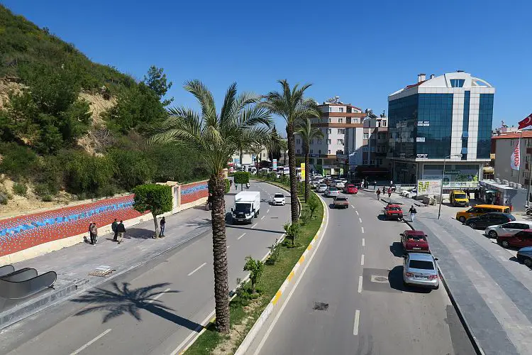 Die Schnellstraße an der Ortseinfahrt von Manavgat ist zweispurig in jede Richtung. 