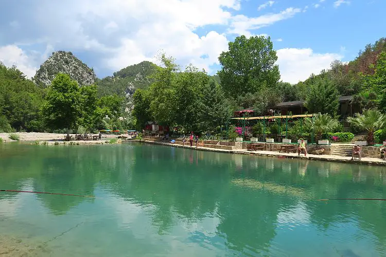 Der Blick auf den Teich, das Restaurant und die Alara Burg im Hintergrund.